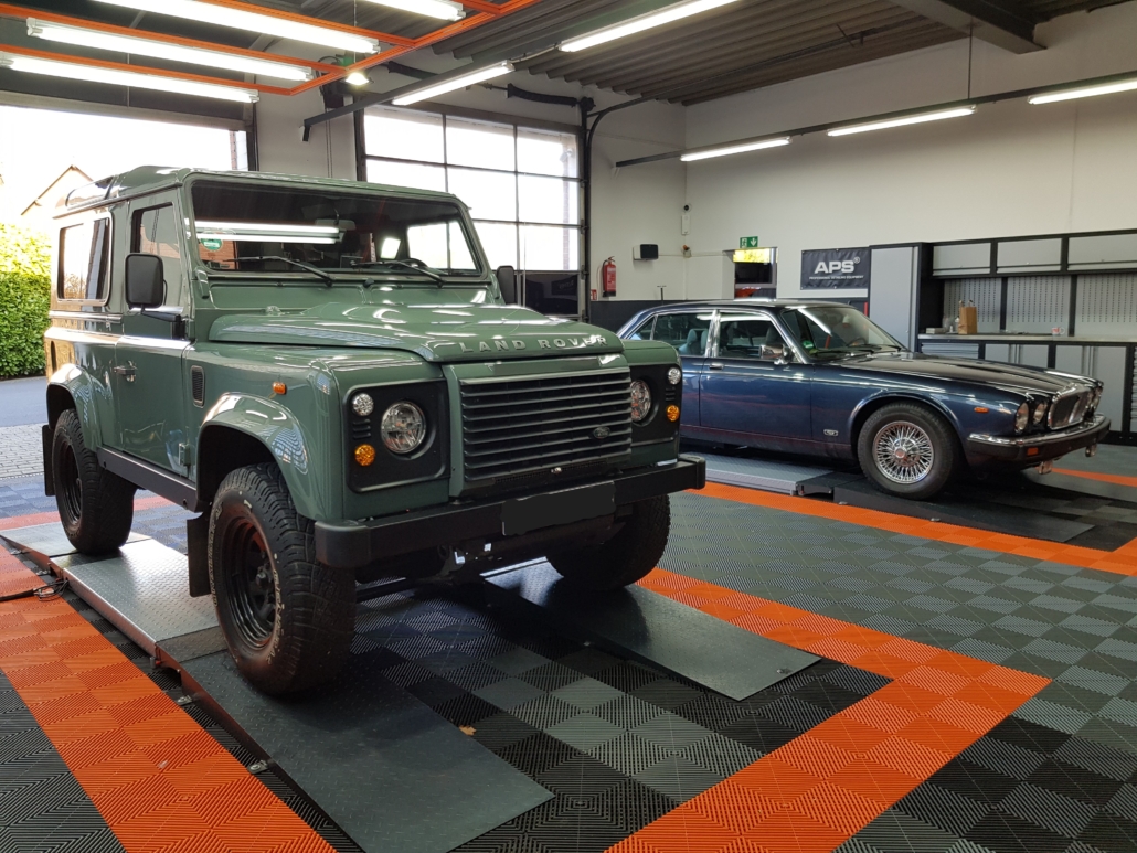 Arbeitsplatz zur lackschadenfreien Dellenentfernung in der Werkstatt