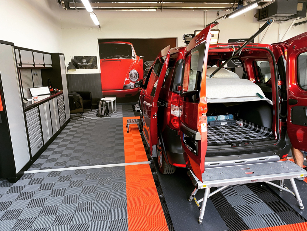 Fahrzeug in der professionellen Aufbereitung in der Werkstatt