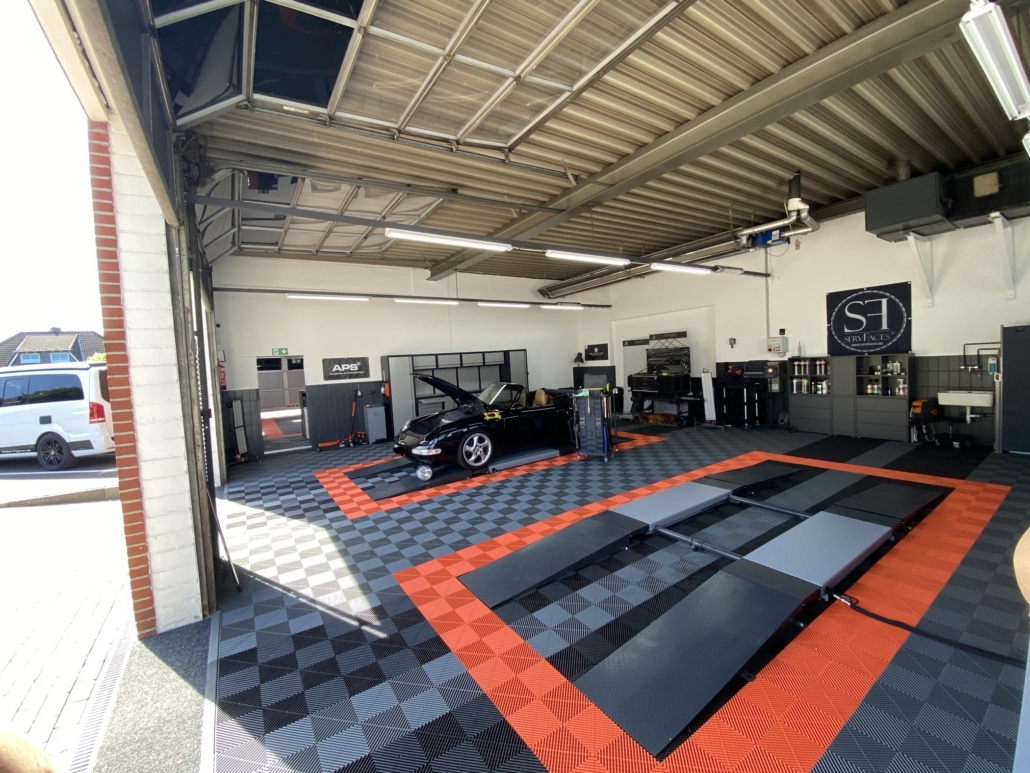 Innenansicht der Werkstatt für Dellenentfernung und Fahrzeugaufbereitung in Grevenbroich